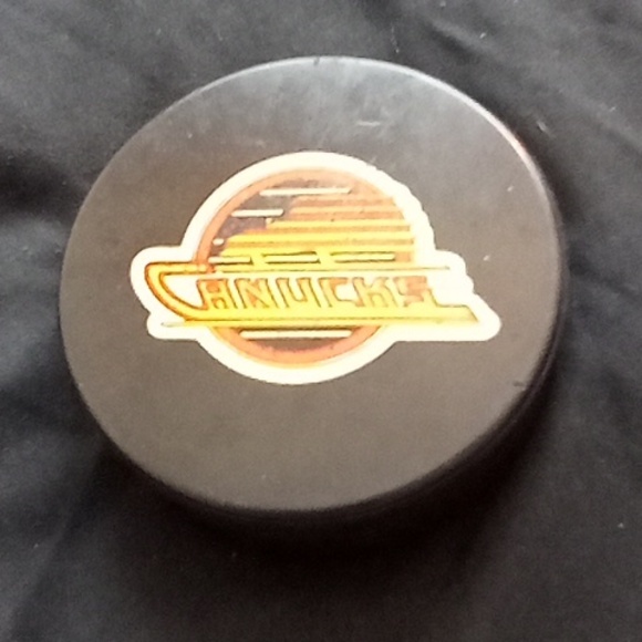 Vancouver Canucks game puck official - Picture 5 of 5
